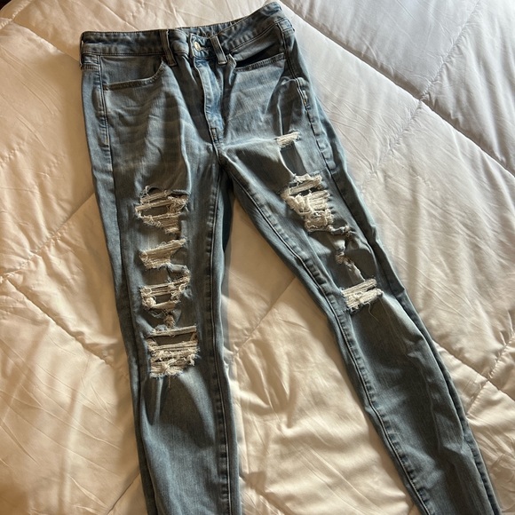 American Eagle women’s light washed ripped jeans - Picture 1 of 4